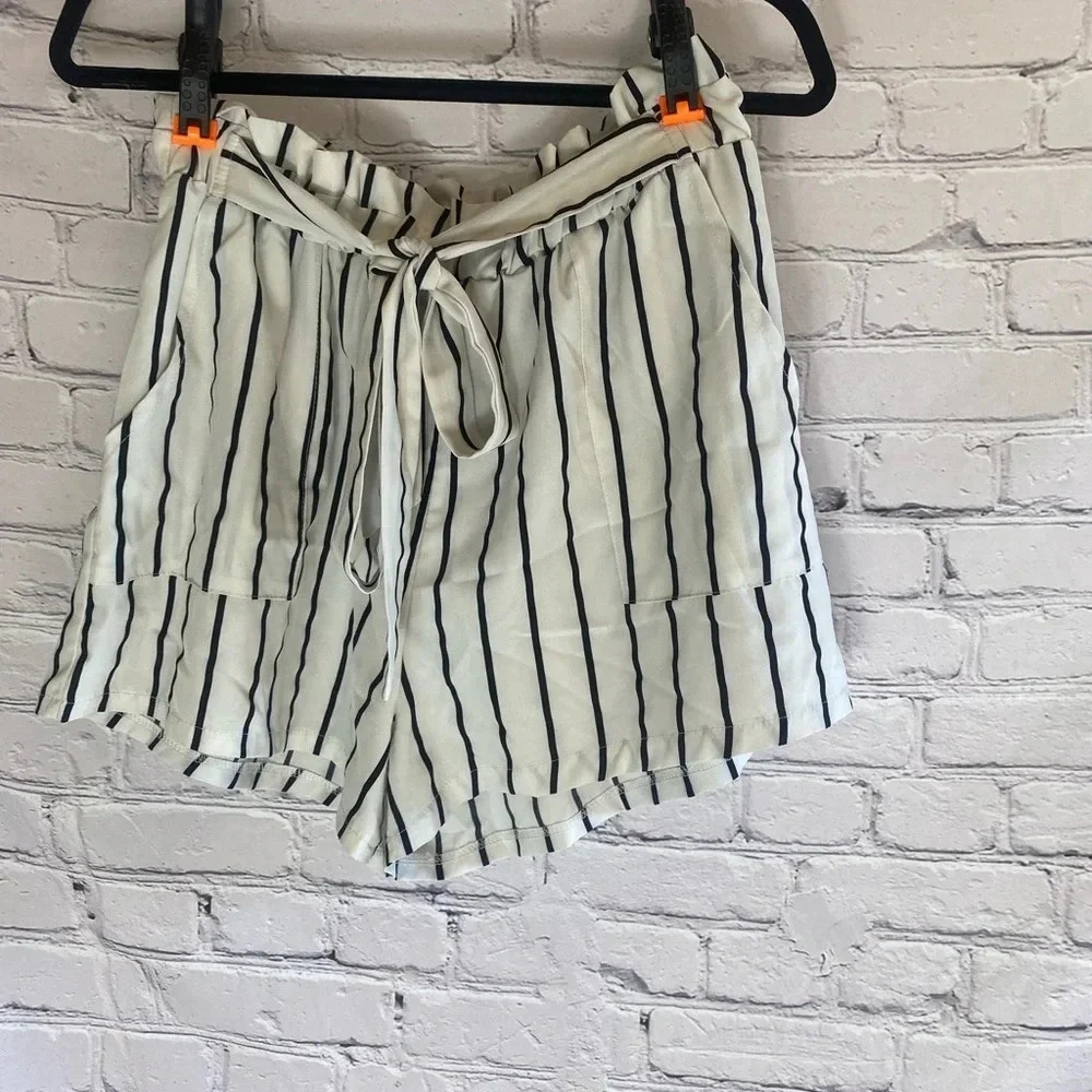 5/$20 Women’s Shein Curve Striped Bow Front Shorts White Black OXL
